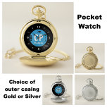 Montres De Poche Nom du monogramme bleu et noir avec flèche et poin<br><div class="desc">Personnalisez cette montre de poche avec des initiales et un nom. Les mots "Ne soyez pas en retard" peuvent également être changés. Conçu en noir,  blanc avec un cercle bleu et une flèche noire</div>