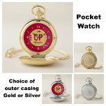Montres De Poche Nom du monogramme rouge et or avec flèche et point<br><div class="desc">Personnalisez cette montre de poche avec des initiales,  un monogramme et un nom. Les mots "Ne soyez pas en retard" peuvent également être changés. Conçu en rouge avec un cercle or pâle et une flèche et des points rouges.</div>