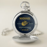 Montres De Poche Occidental Cowboy Casquette Élégant Groomsmen Pers<br><div class="desc">Cadeaux personnalisés pour les groomsmen avec thème western cowboy. Décoré de casquette de cowboy avec police vintage occidentale. Le texte et la couleur arrière - plan sont modifiables à l'aide de l'outil de conception pour s'adapter à votre occasion. Obtenez ce cadeau de personnaliser pour les mariages, les célibataires, les fiançailles...</div>