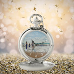 Montres De Poche Photo de famille personnalisée texte blanc<br><div class="desc">Ajoutez votre photo préférée de vacances d'été,  voyage,  enfants,  petite amie/petit ami ou animal de compagnie. Chiffres blancs. Modèle pour votre texte,  lettres blanches. Un grand cadeau ou un souvenir de vos voyages ou lune de miel.</div>