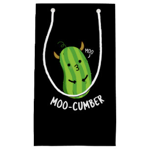 Moo-cumber Funny Veggie Cucumber Pun Dark BG Klein Cadeauzakje