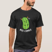 Moo-cumber Funny Veggie Cucumber Pun Dark BG T-shirt (Voorkant)