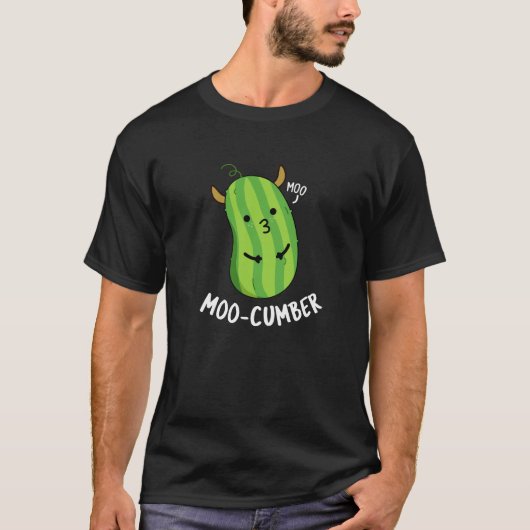 Moo-cumber Funny Veggie Cucumber Pun Dark BG T-shirt (Voorkant)