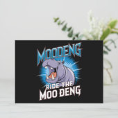 MOO DENG Hippo Ride The MOO DENG Kaart (Staand voorkant)