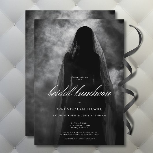 Moody Dark Ghost Bride tijdens Mist Bridal Luncheo Kaart