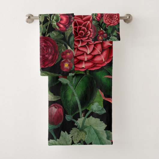 Moody Florals Black en Burgundy Bad Handdoek (Insitu)