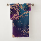 Moody Luxe Marble | Deep Paarse en Blauwgroen Roos Bad Handdoek (Insitu)