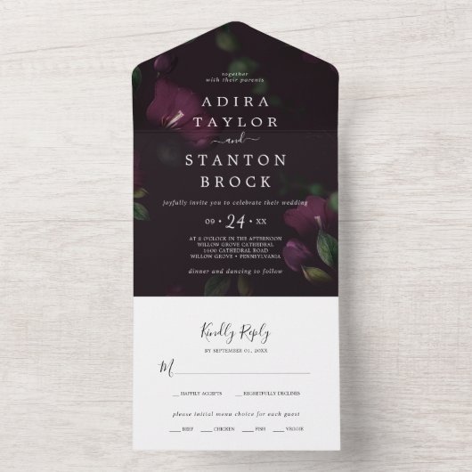 Moody Paarse Blooms | Zwarte Patroonbruiloft All In One Uitnodiging (Binnen)