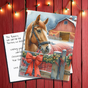 Mooi bruin paard bij een feestelijke kerststal briefkaart