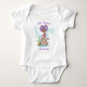 Mooi meisje met bruine bruidsbruine bruidsmeisje romper