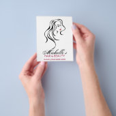 Mooi meisje met golvend haar en van de Make-up Flyer (Hand)