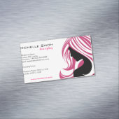 Mooi meisje met het roze brandmerken van magnetisch visitekaartje (Voorbeeld)