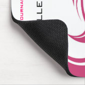 Mooi meisje met het roze brandmerken van muismat (Hoek)