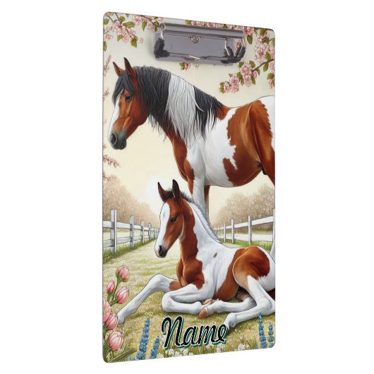 Mooi paard en veulen in een bloeiende boomgaard klembord (Rechts)