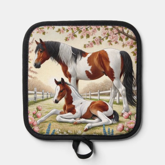 Mooi paard en veulen in een bloeiende boomgaard pannenlap (Voorkant)