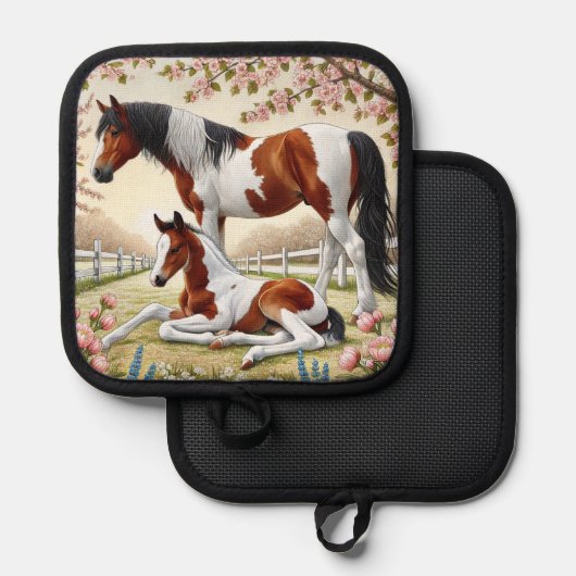 Mooi paard en veulen in een bloeiende boomgaard pannenlap (Voorkant / Achterkant)