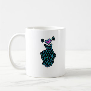 Mooi skelet handen met een hartsignaal voor H Koffiemok