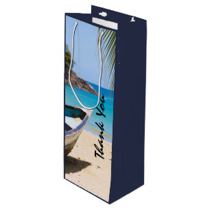 Mooi tropisch strand met een rowboot bedankt wijn cadeautas