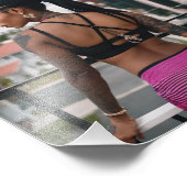 Mooi Zwart Tattoo Meisje in Roze Shorts Foto Afdruk (Hoek)