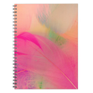 Mooie abstracte paarse en blauwe veren op de waarn notitieboek