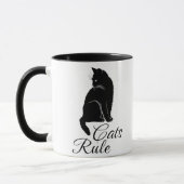 Mooie achterkant zittende kat met "Katten regeren" Mok (Links)