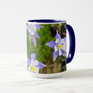 Mooie Akelei Bloemen in blauw, geel, paars Mok