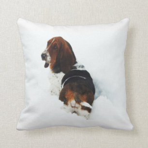 Mooie Basset Hond in het sneeuwSierkussen Kussen