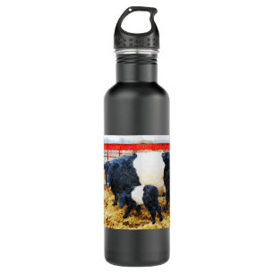 Mooie, belete koe en waterverf van kalveren waterfles 