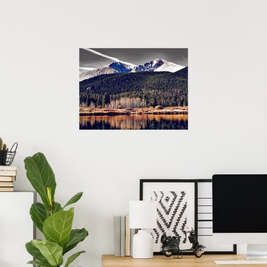 Mooie bergschaal met meer Poster (Thuiskantoor)