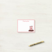 Mooie biggetjes spelen in de modder post-it® notes (Op bureau)