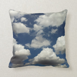 Mooie blauwe hemel met Puffy Clouds Pillow Kussen