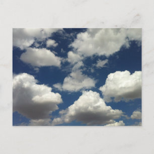 Mooie blauwe hemel met Puffy White Clouds Briefkaart