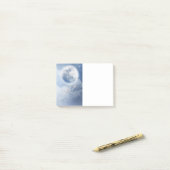 Mooie blauwe hemel met vliegende zwanen post-it® notes (Op bureau)