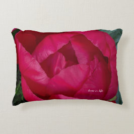 Mooie bloeiende rode pioen accent kussen