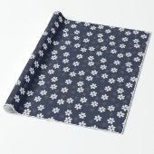 Mooie bloemprint in marineblauw cadeaupapier (Uitgerold)