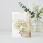 Mooie bride met het blote Bouquet bruiloft Aankondigingskaart (Staand voorkant)