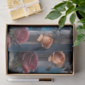 Mooie bruid & bruidegom Staand bij het Zee Tissuepapier (Geschenk)