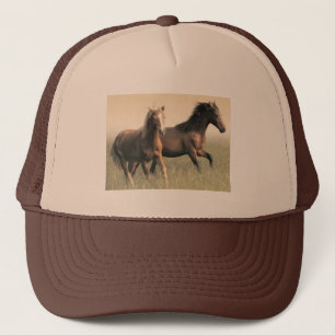 Mooie bruine paarden aan het rennen trucker pet
