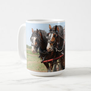 Mooie clydesdale paarden ploegen koffiemok