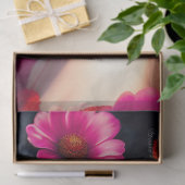 Mooie  dame in rode ontkoppeling tissuepapier (Geschenk)