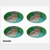 Mooie Danaus Plexippus Butterfly op Leaf. Ovale Sticker (Vel)