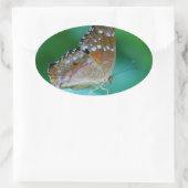 Mooie Danaus Plexippus Butterfly op Leaf. Ovale Sticker (Tas)