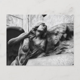 Mooie engel met serene blik naar de hemel briefkaart