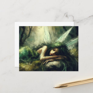 Mooie Fairy slaapt op een mossy plekje in het bos Briefkaart