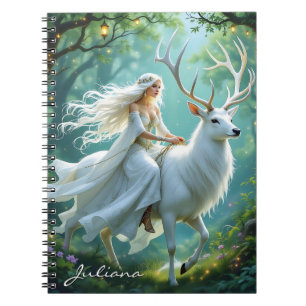 Mooie fee en witte hert in betoverd bos notitieboek