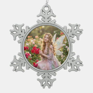 Mooie feeënprinses in rozentuin tin sneeuwvlok ornament