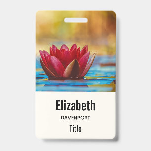 Mooie foto van een lotusbloem in een vijver badge
