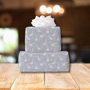 Mooie ganzen en voetafdrukpatroon op pastelblauw cadeaupapier