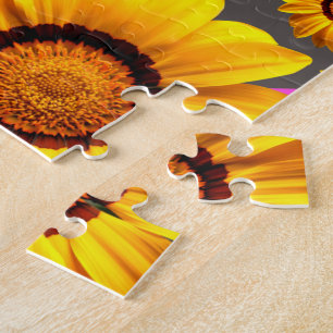 Mooie gele bloemen op grijze, roze strepen legpuzzel