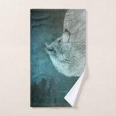 Mooie Grijze Wolf in een Donker Bos Handdoek (Handdoek)